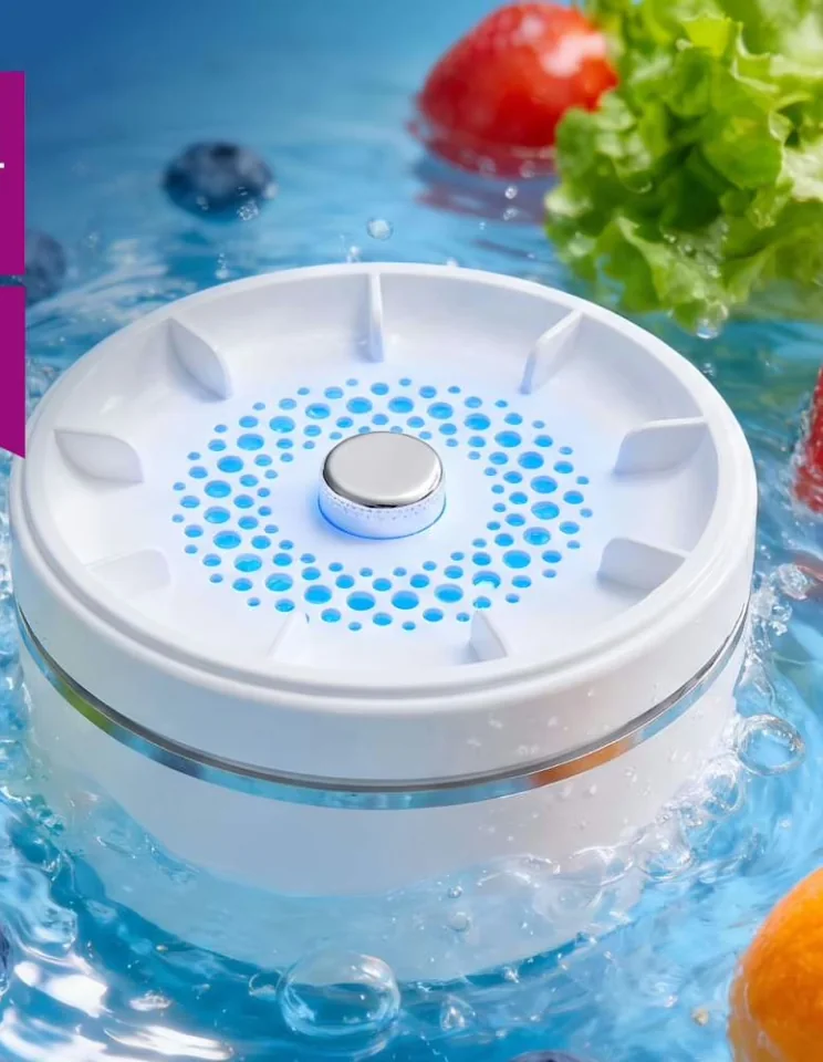 Das Gerät PuriEasy unter Wasser in einer Schüssel mit Obst und Salatblättern